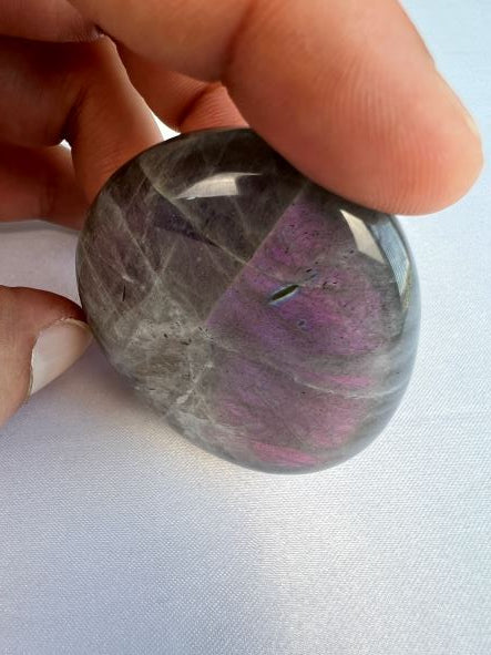 Labradoriet - Labradoriet palmsteen - Labradoriet handsteen - Labradorite - Palmstone - Handstone - Paarse flash