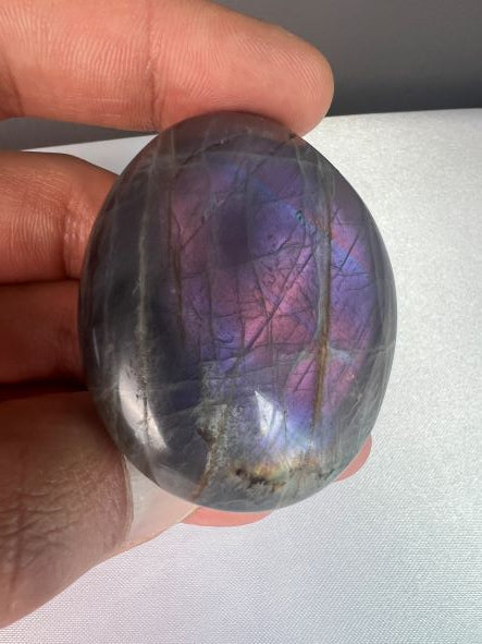 Labradoriet - Labradoriet palmsteen - Labradoriet handsteen - Labradorite - Palmstone - Handstone - Paarse flash
